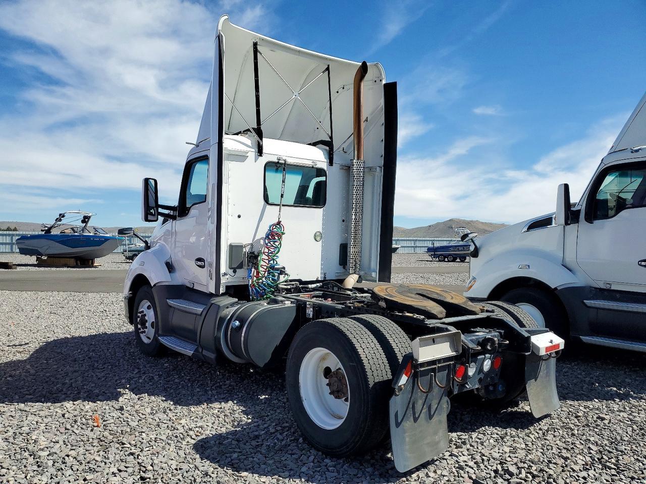 2016 Kenworth T680 Semi Truck