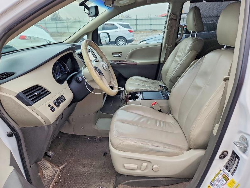 2014 Toyota Sienna xle 8-passenger