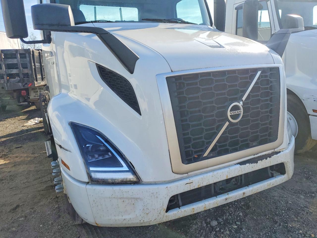 2019 Volvo VNR Semi Truck