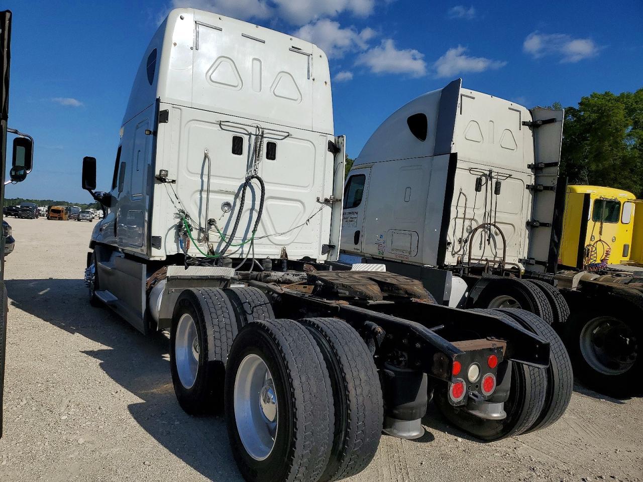 2016 Freigliner 2016 Freightliner Cascadia 125 Semi Truck
