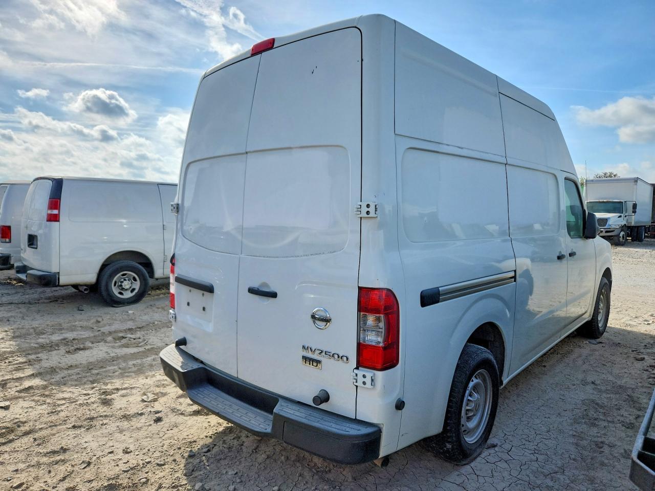 2014 Niss Medium DUTY/BOX Trucks