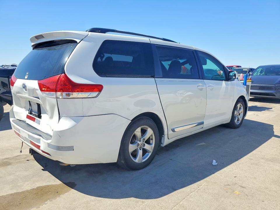 2013 Toyota Sienna le 8-passenger