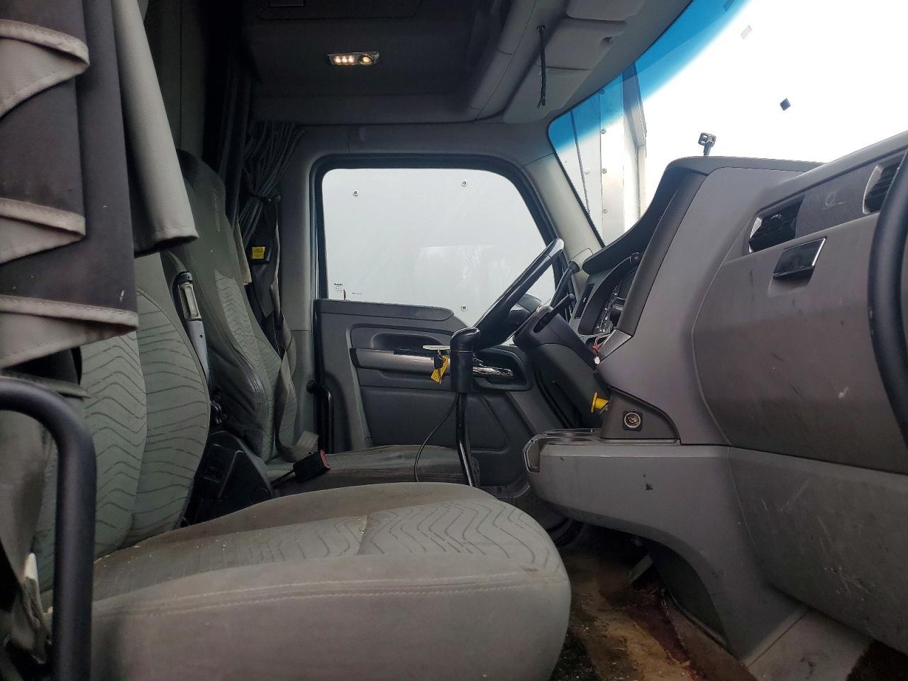 2015 Kenworth T680 Semi Truck
