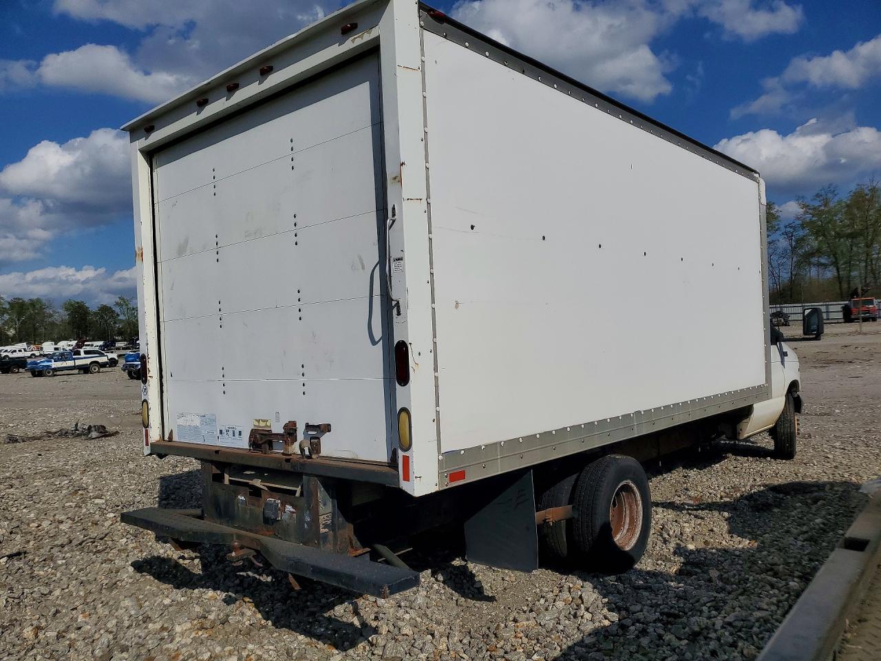 2002 Ford E350 BOX Truck