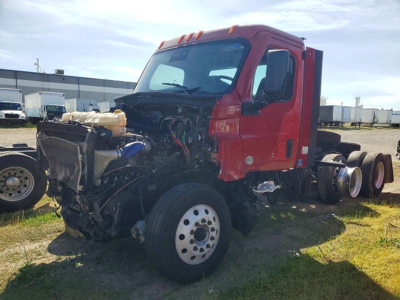 2020 Freigliner Cascadia 126