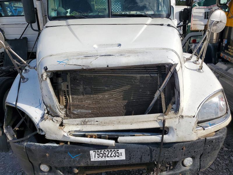 2004 Freightliner Columbia 120 Semi Truck