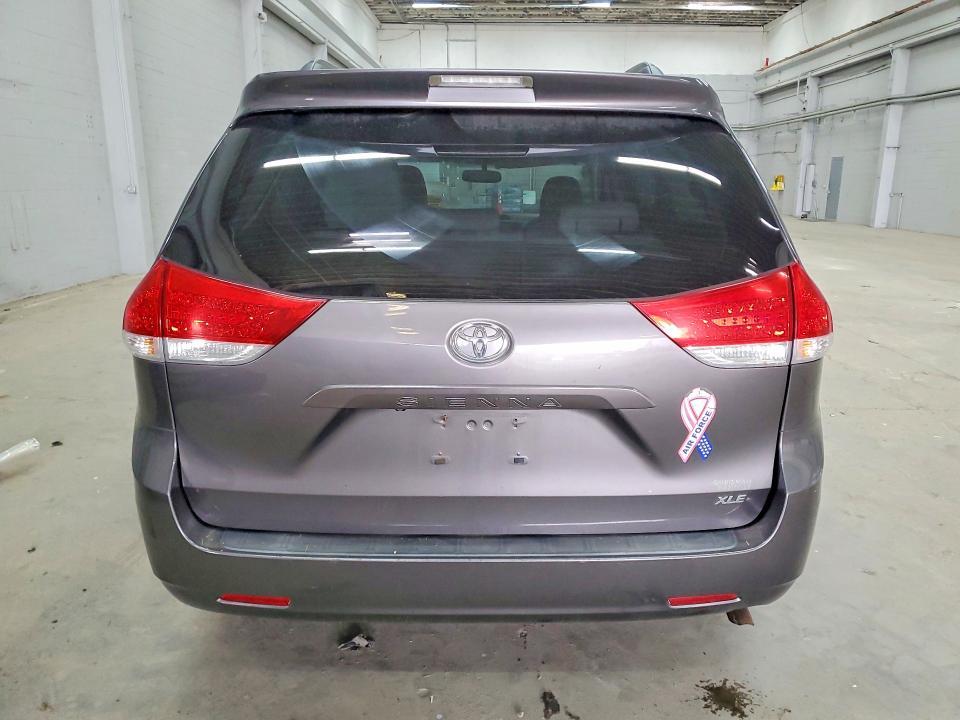 2013 Toyota Sienna xle 8-passenger
