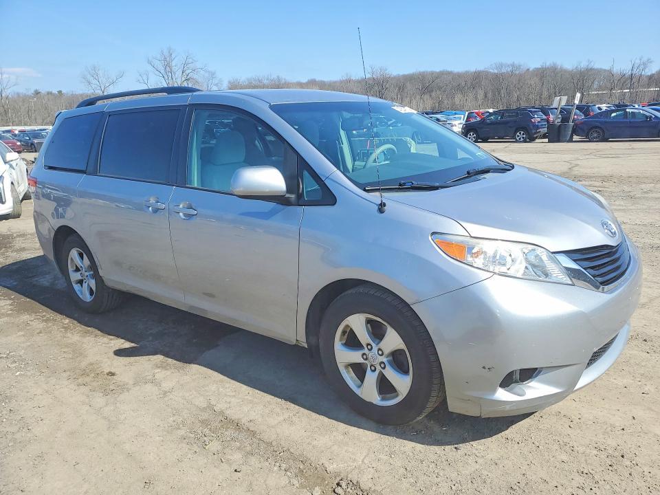 2012 Toyota Sienna le 8-passenger