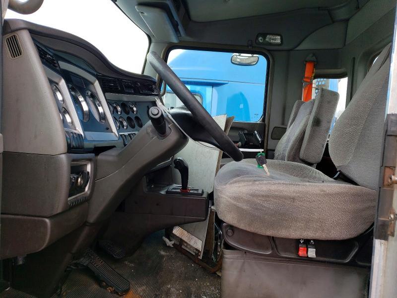 2015 Kenworth T440 Semi Truck