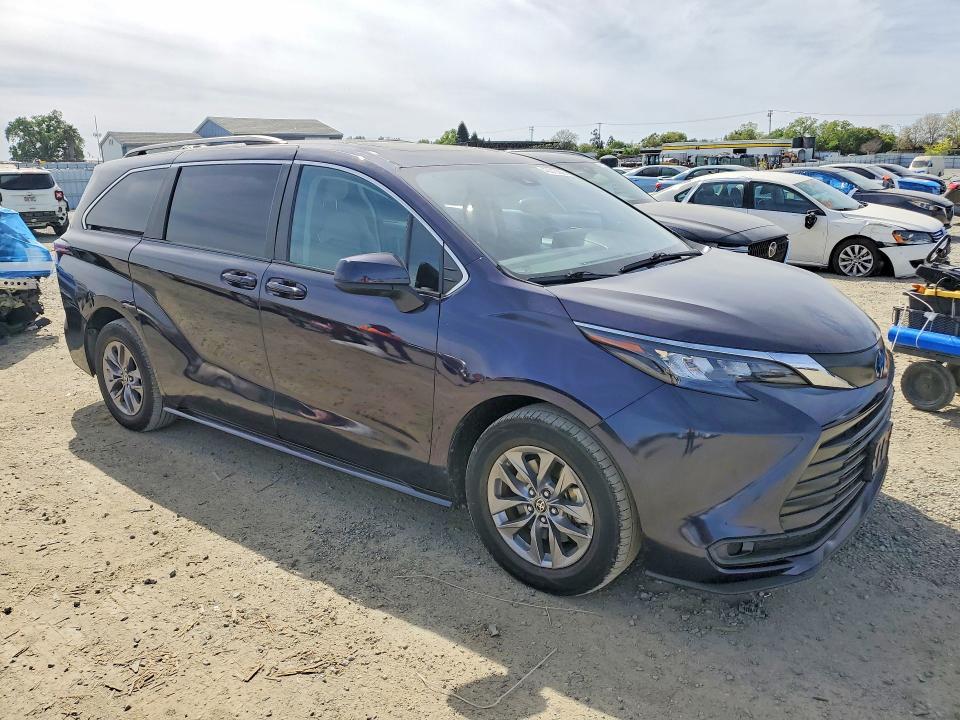 2024 Toyota Sienna le 8-passenger