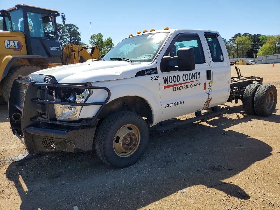 2015 Ford F350 Super Duty Truck Cab AND Chassis