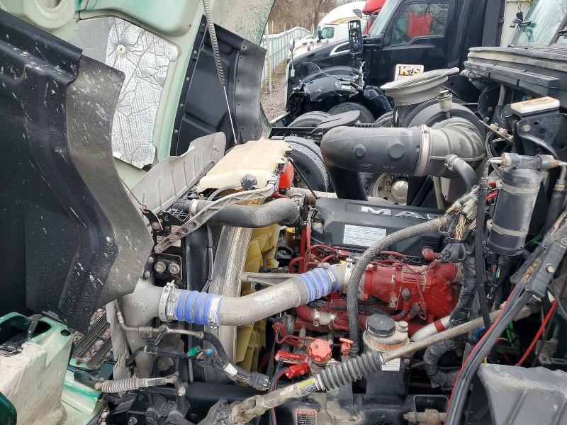 2018 Mack CXU613 Semi Truck