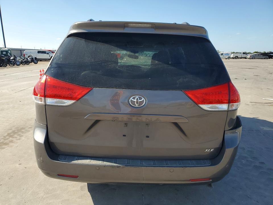 2014 Toyota Sienna xle 8-passenger