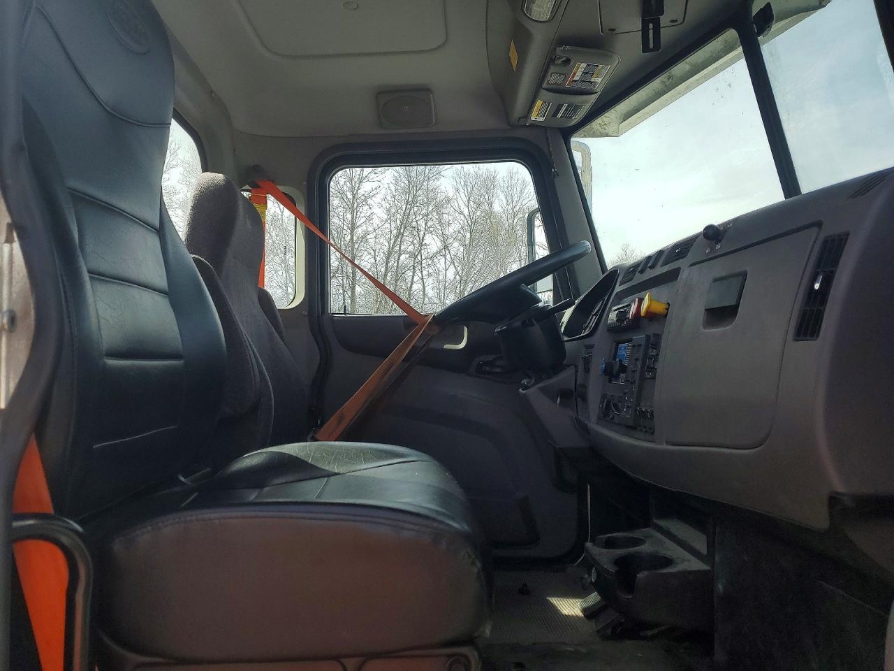 2017 Peterbilt 348 Semi Truck