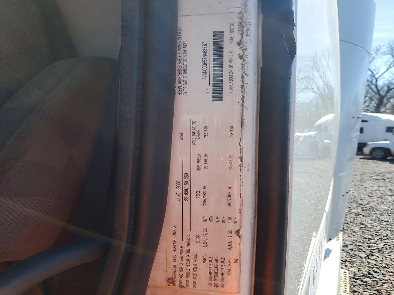 2007 Volvo VNL Semi Truck