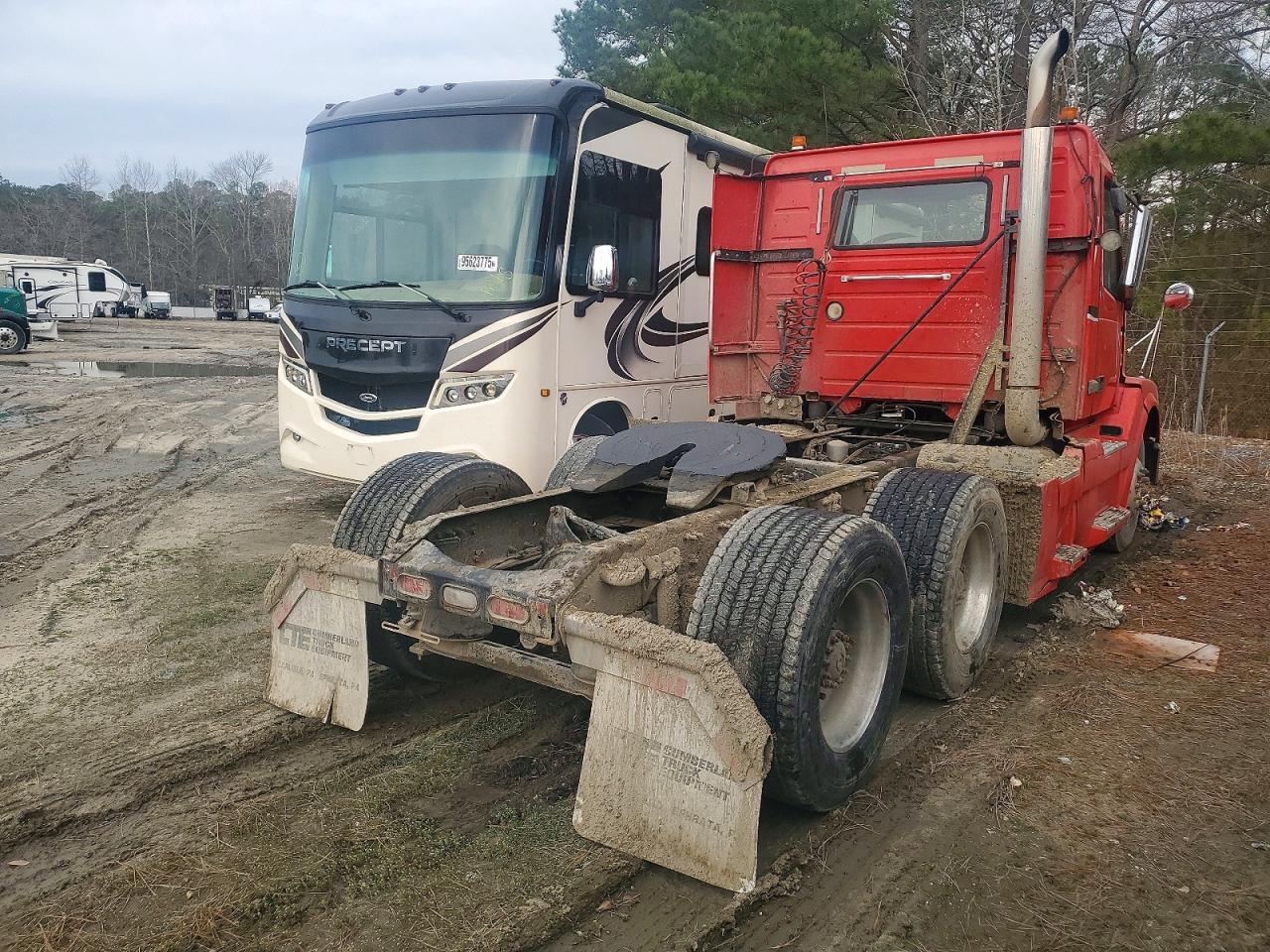 2010 Volvo VNL Semi Truck