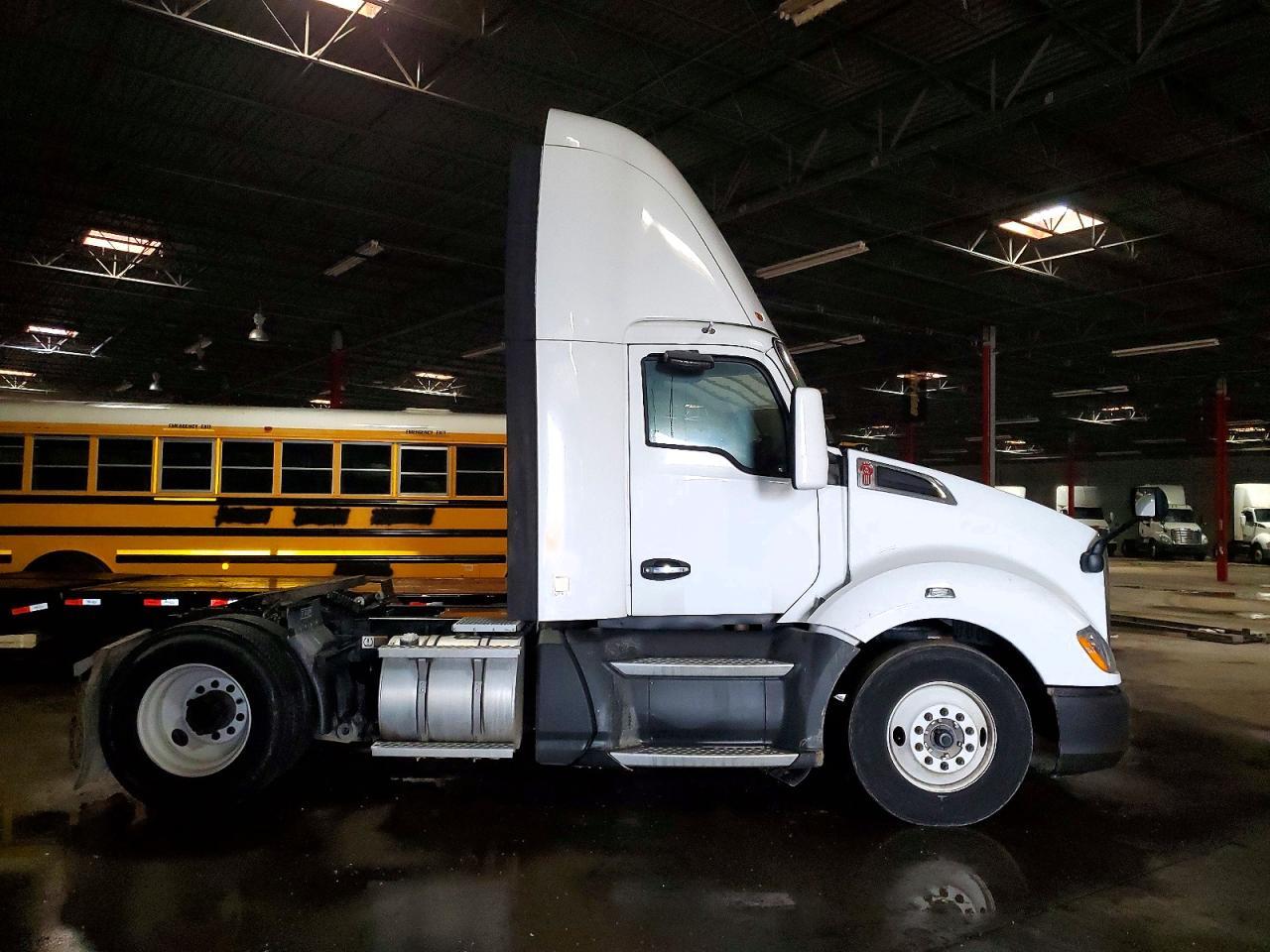 2018 Kenworth T680 Semi Truck