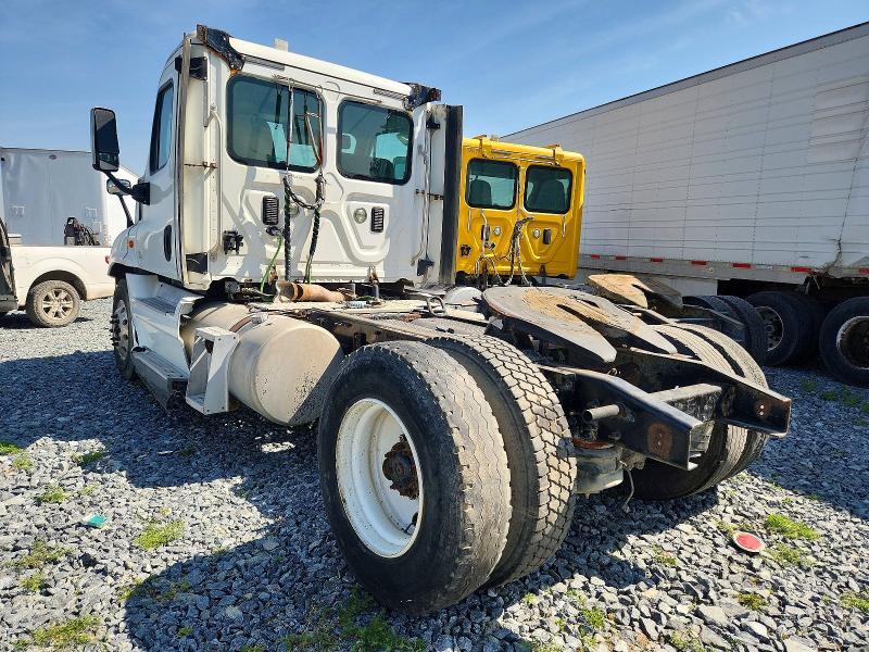 2015 Freightliner Cascadia Semi Truck
