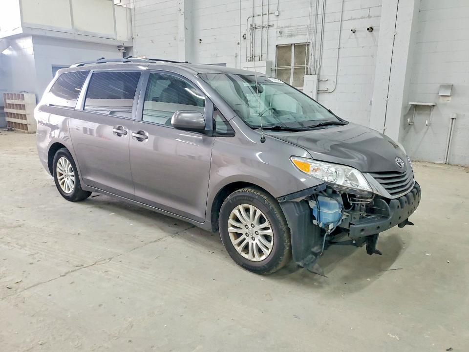 2013 Toyota Sienna xle 8-passenger