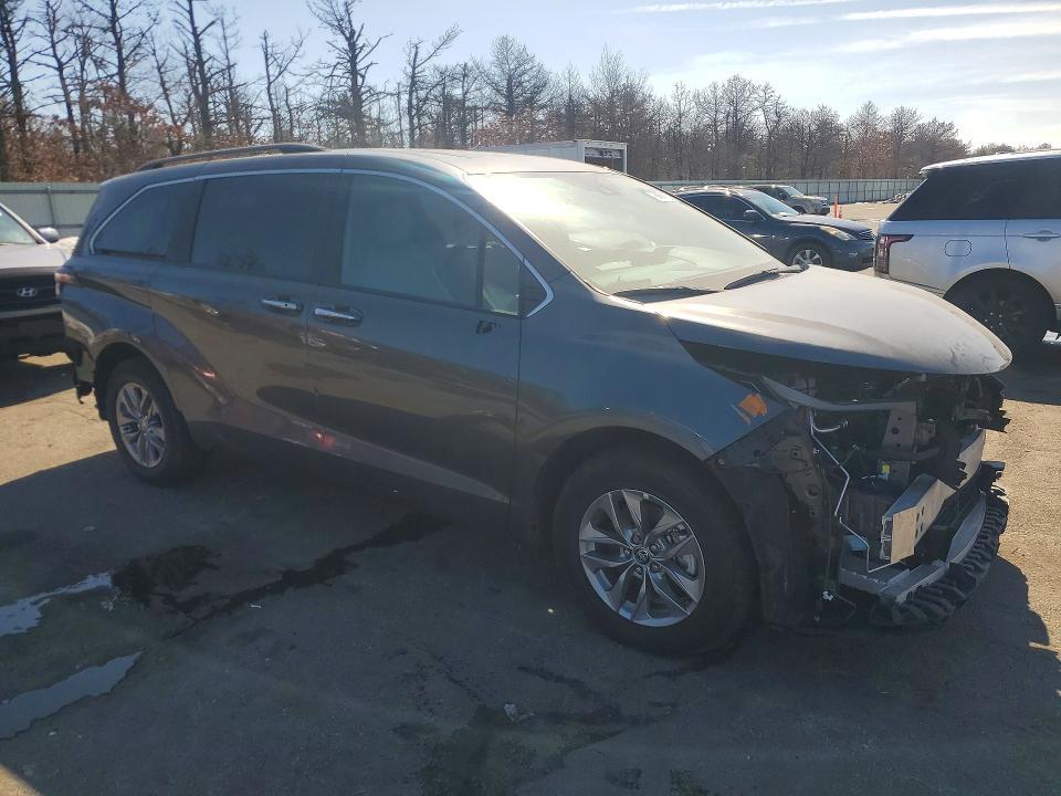 2025 Toyota Sienna xle 8-passenger