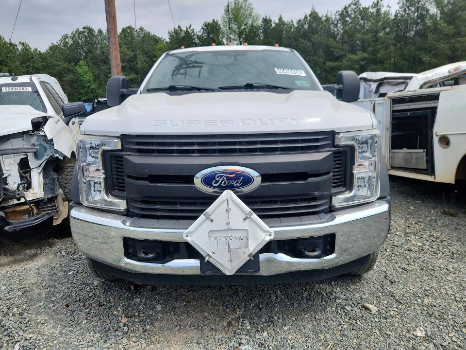 2019 Ford F550 Super Duty Flatbed Truck