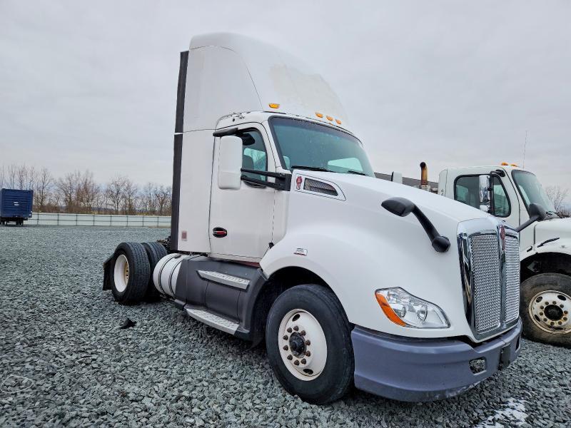 2016 Kenworth T680 Semi Truck