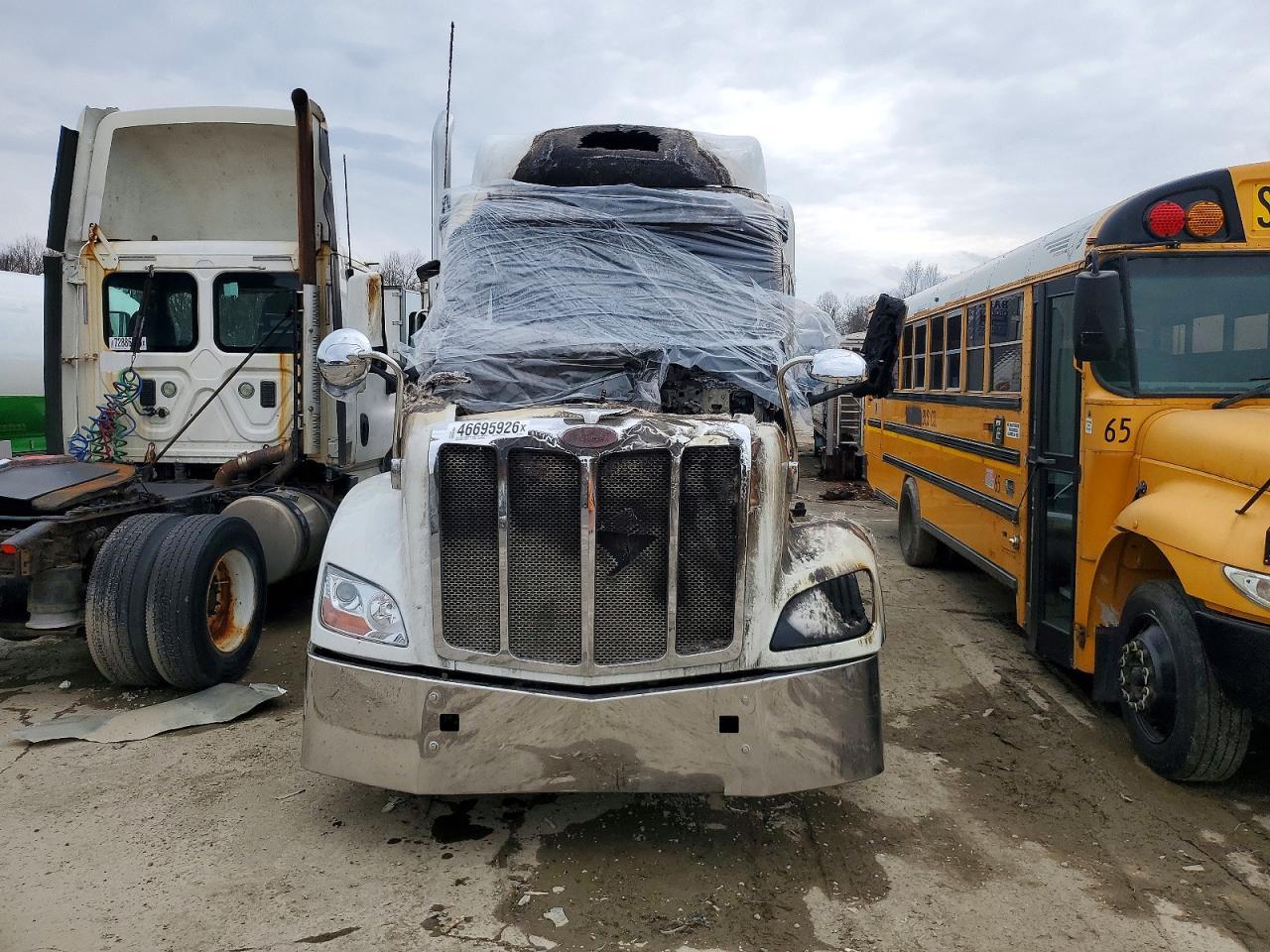 2016 Peterbilt 579 Semi Truck