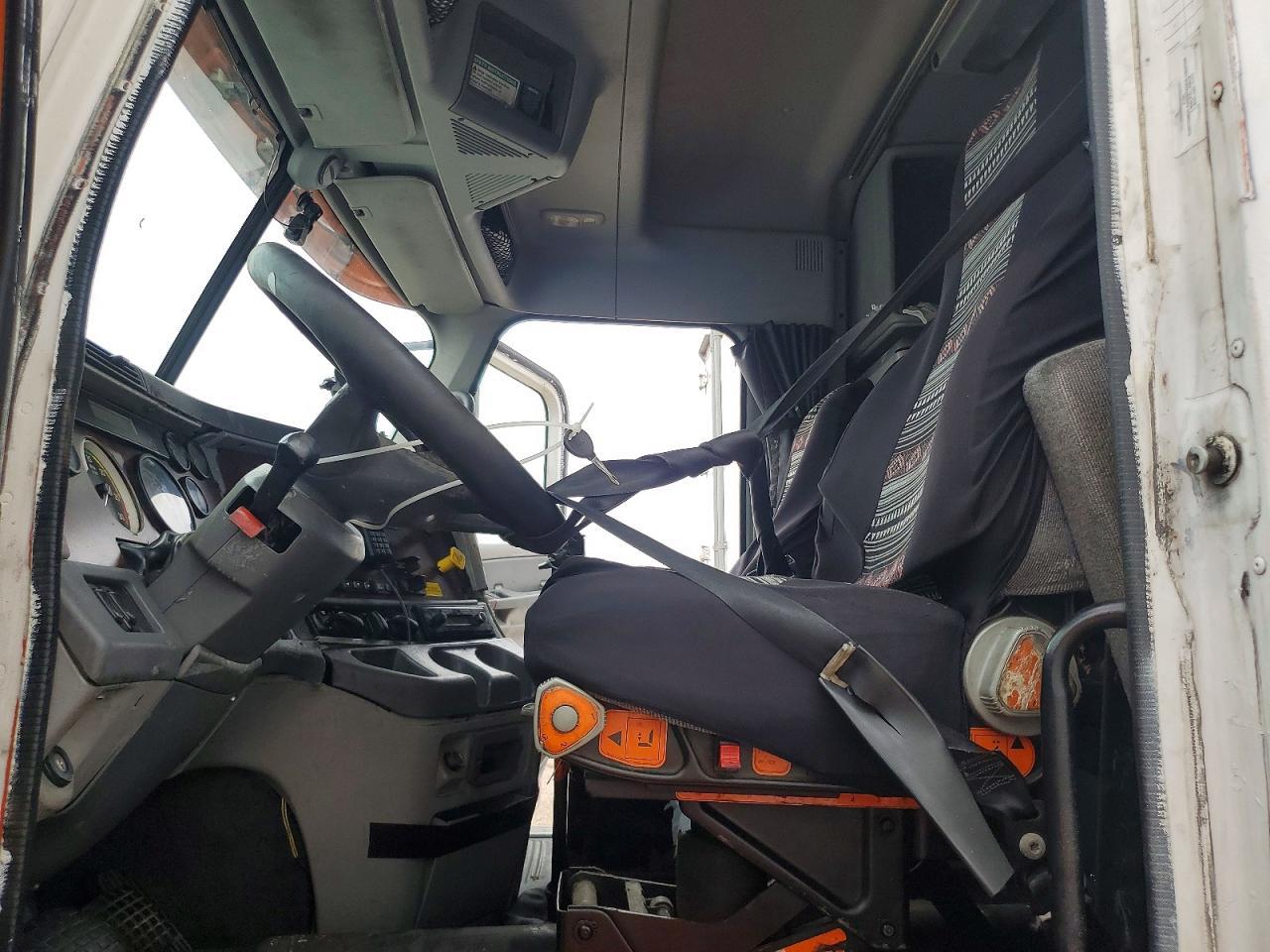 2006 Freigliner 2006 Freightliner CST120 Semi Truck