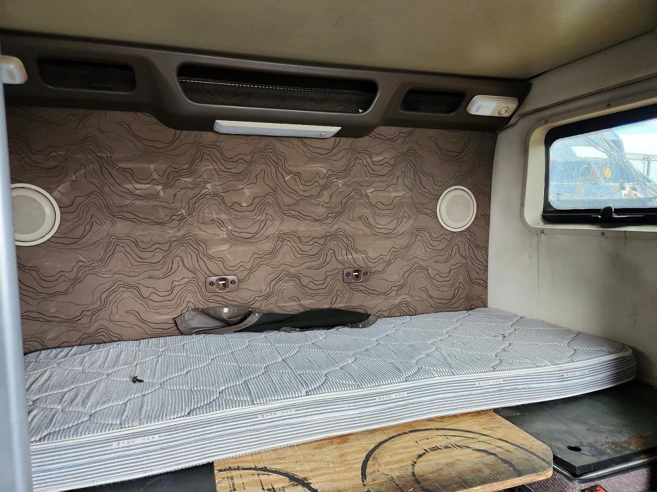 2015 Volv O VNL Semi Truck