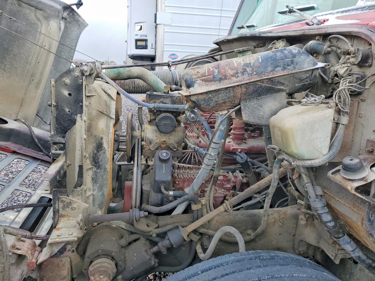 1984 International F1954 Grain Truck