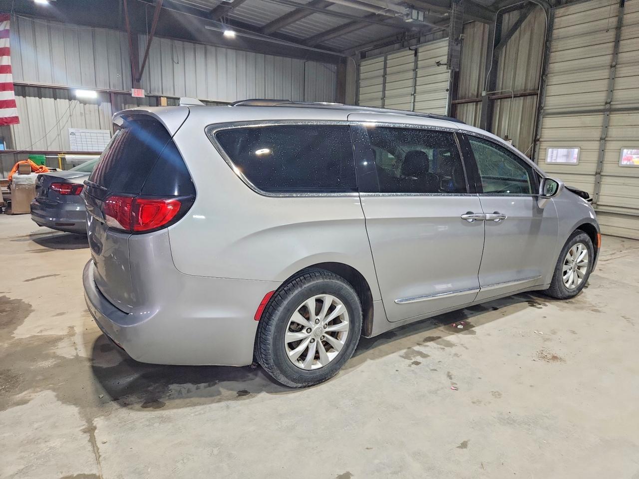 2017 Chrysler Pacifica Touring l