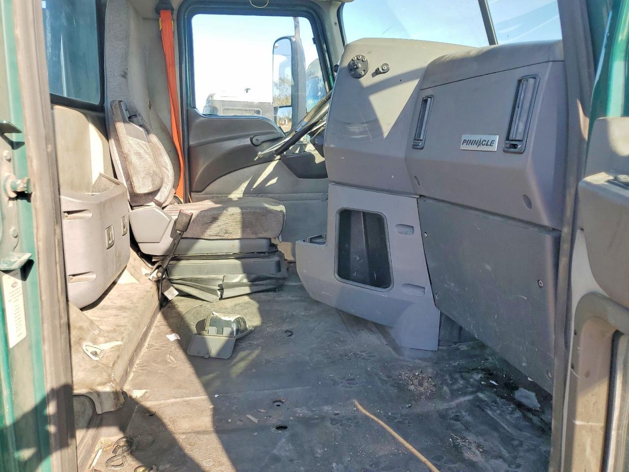 2017 Mack CX612 Semi Truck