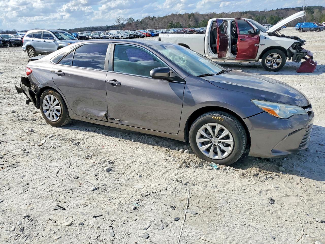 2016 Toyota Camry le