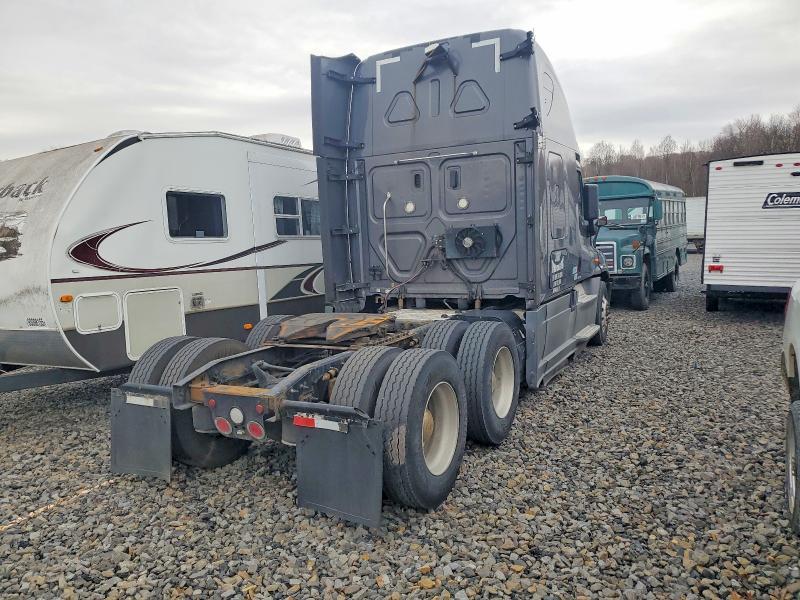 2018 Freightliner Cascadia 125 Semi Truck