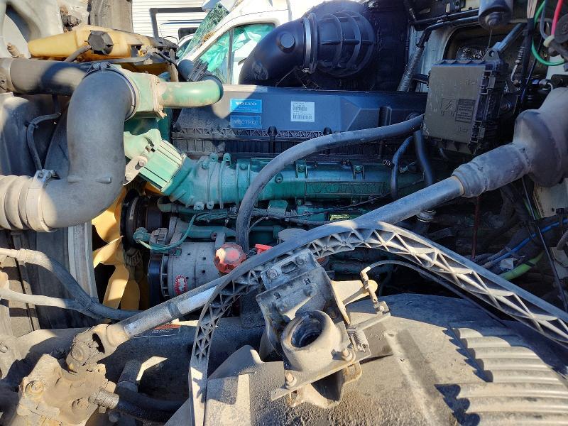 2016 Volv O VNL Semi Truck