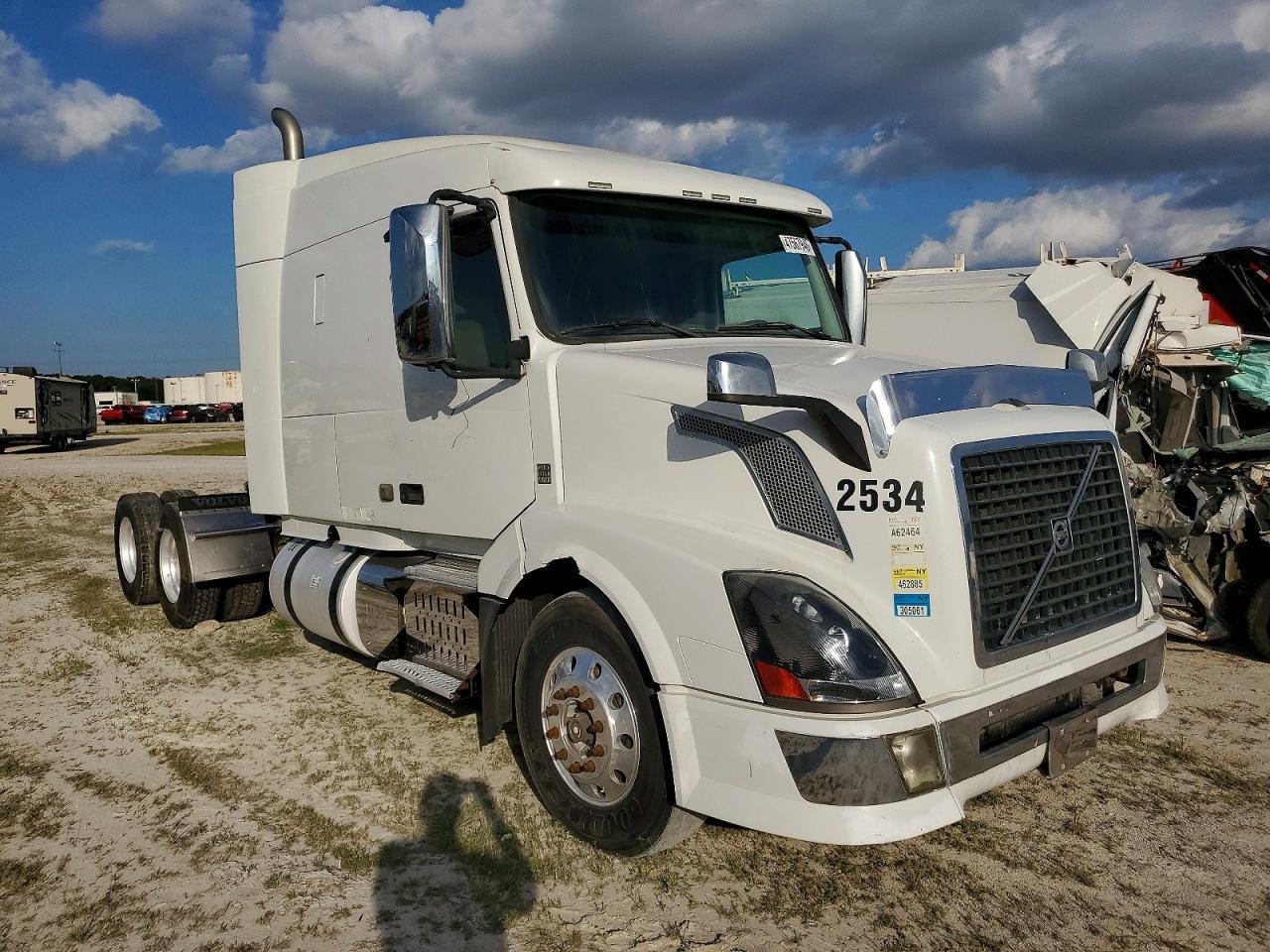 2013 Volvo VNL Semi Truck