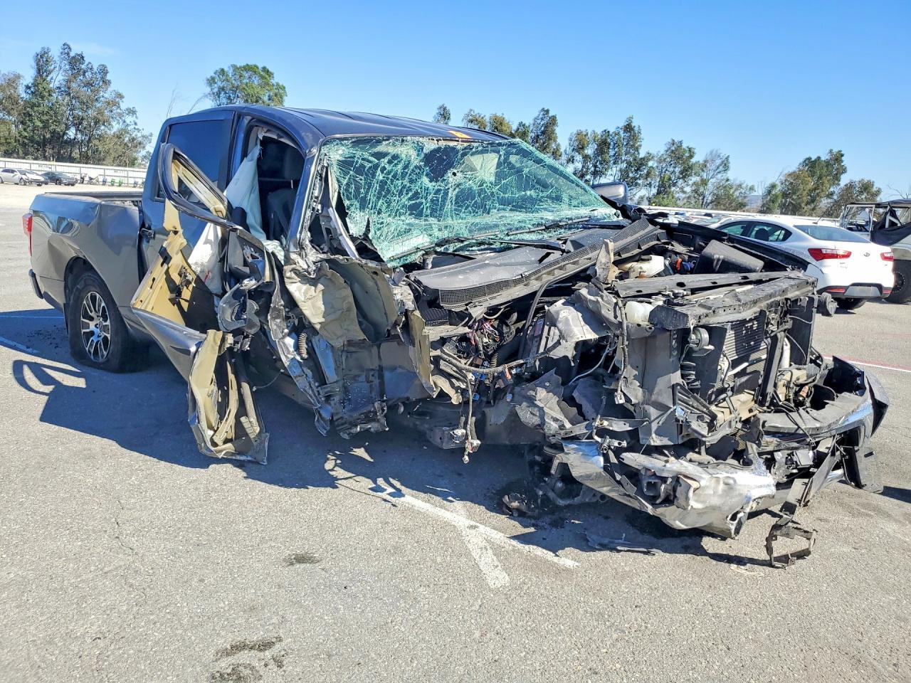 2023 Nissan Titan SV
