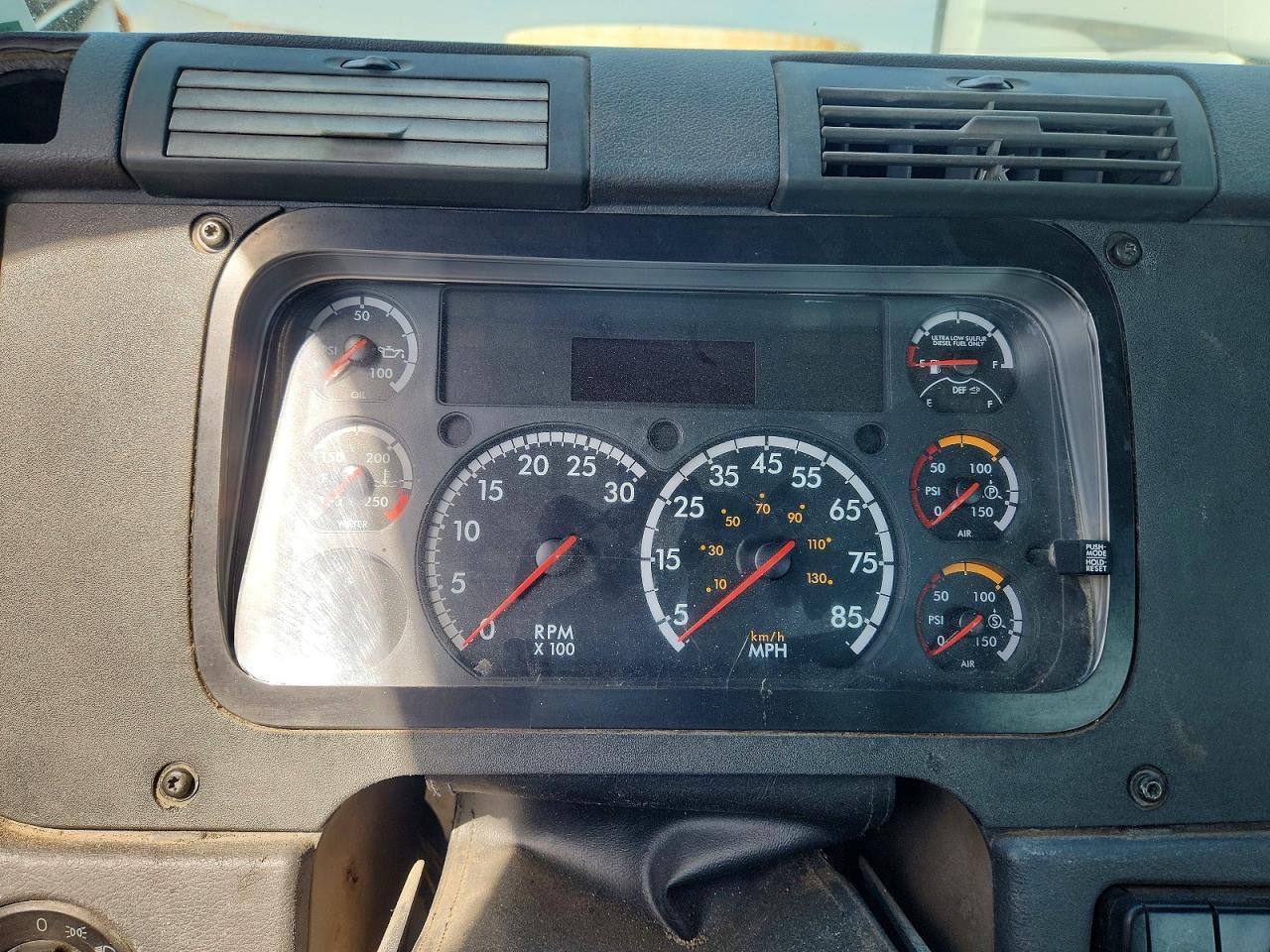 2016 Freigliner 2016 Freightliner Cascadia 113 Semi Truck