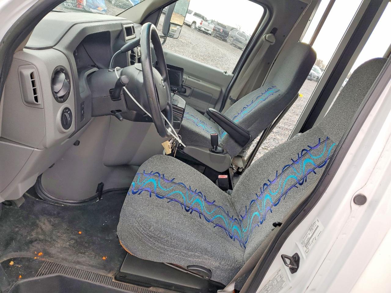 2015 Ford Econoline E350 Super Duty Cutaway Van