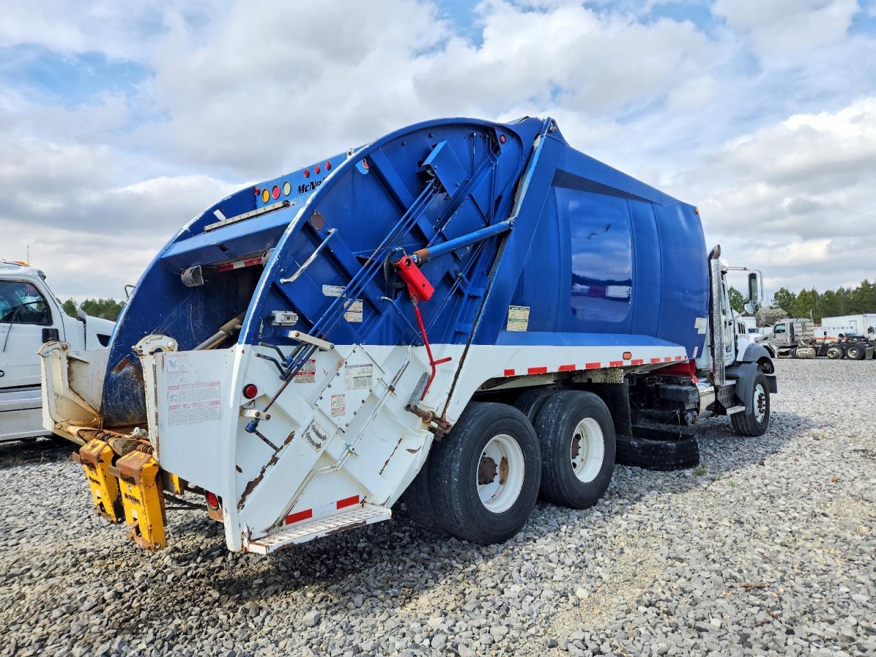 2013 Mack GU813 Refuse Truck