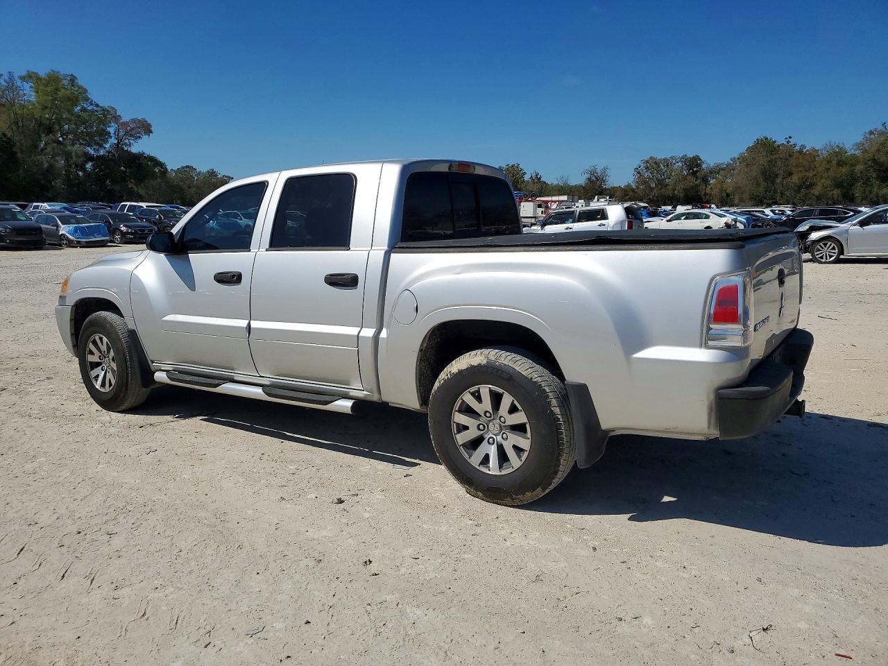 2009 Mitsubishi Raider LS