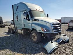 Salvage trucks for sale at Fresno, CA auction: 2018 Freigliner 2018 Freightliner Cascadia 126 Semi Truck