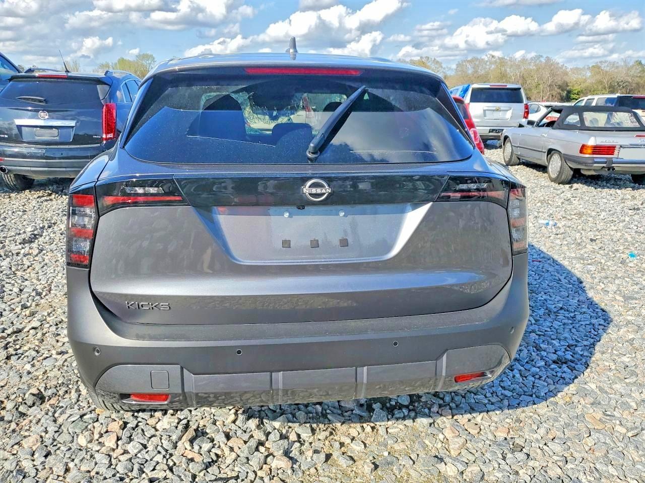 2025 Nissan Kicks sv