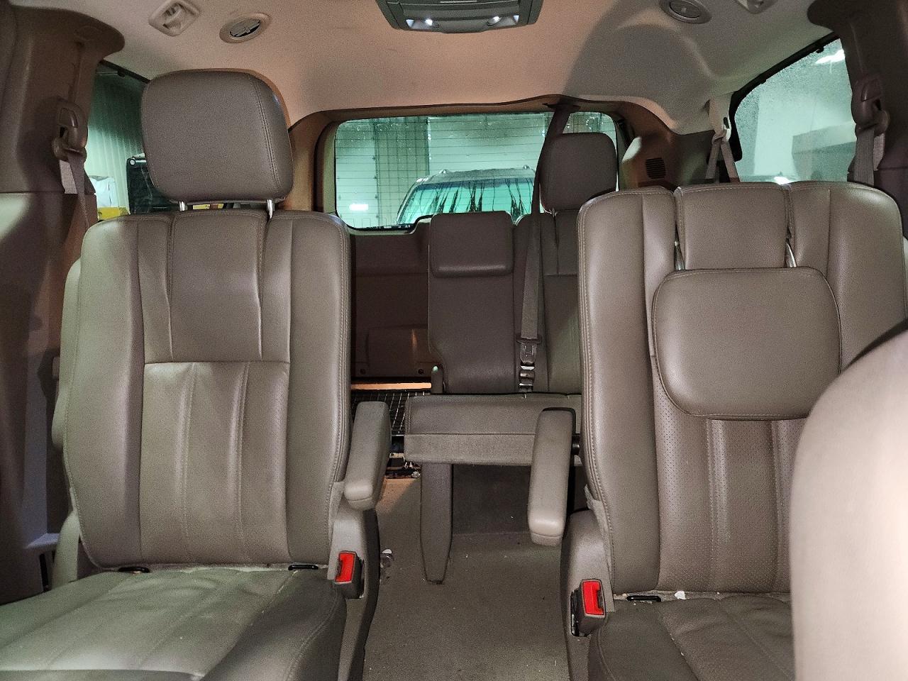 2013 Chrysler Town & Country Touring l