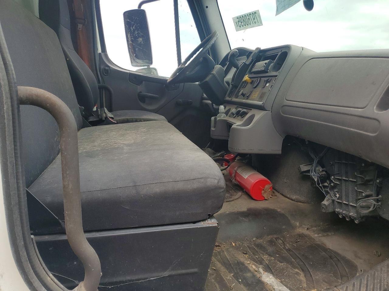 2020 Freigliner 2020 Freightliner Business Class M2 BOX Truck