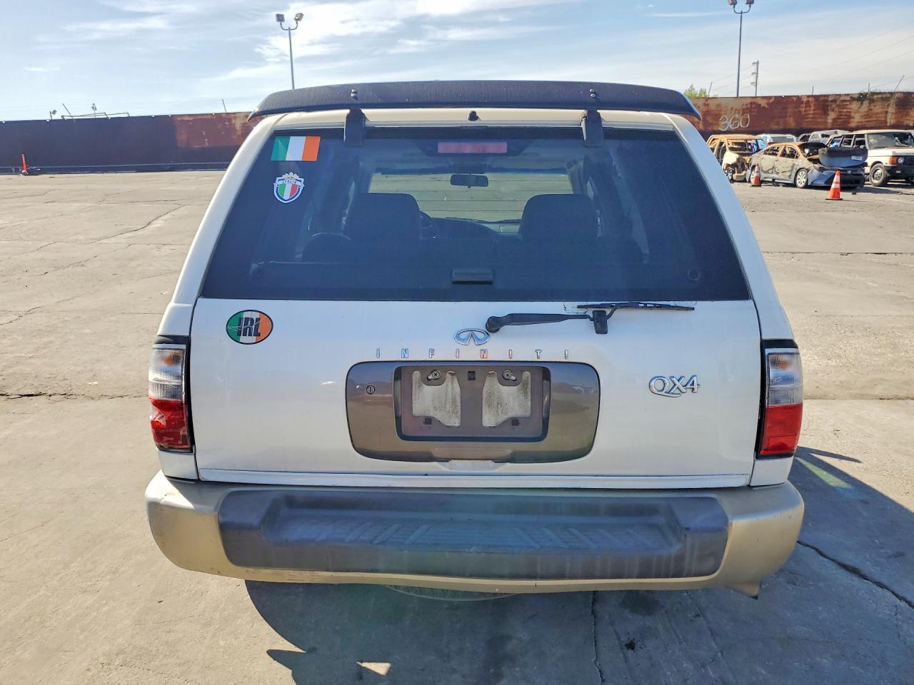 2000 Infiniti QX4 Base