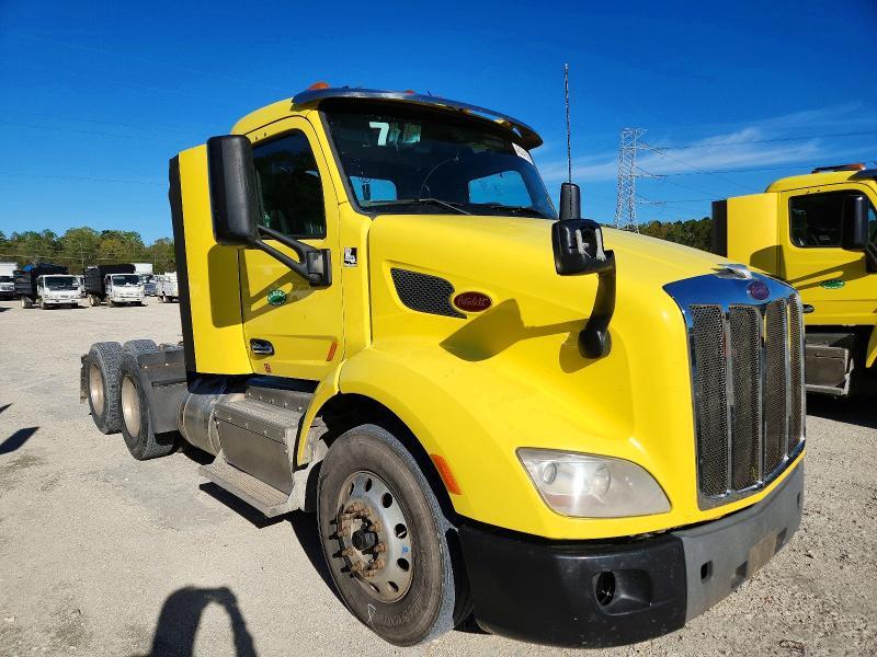 2017 Peterbilt 579 Semi Truck