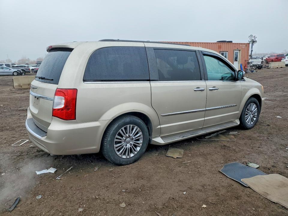 2013 Chrysler Town & Country Touring l