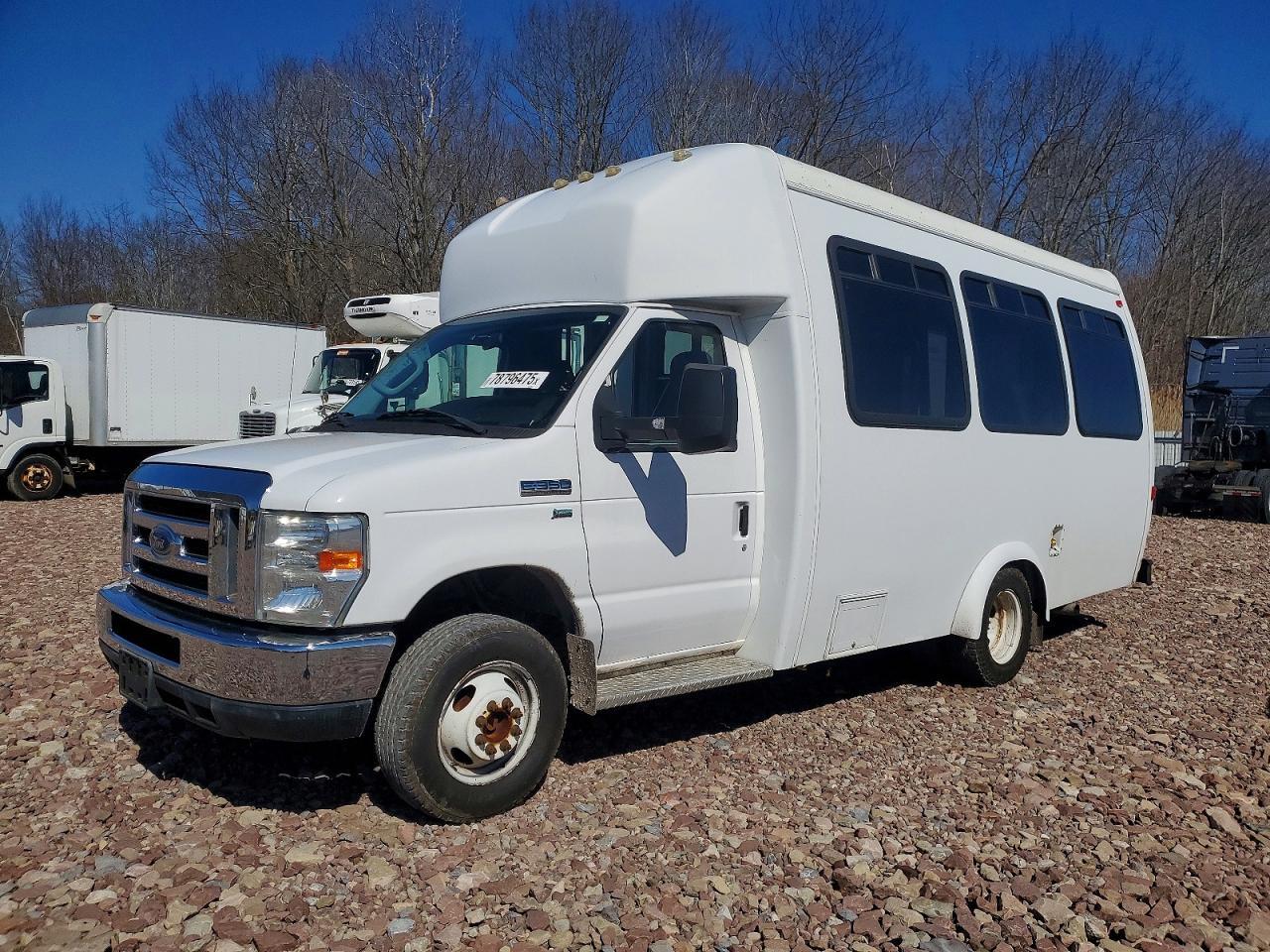2013 Ford Econoline E350 Super Duty Cutaway Van