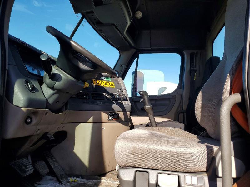 2015 Freightliner Cascadia Semi Truck